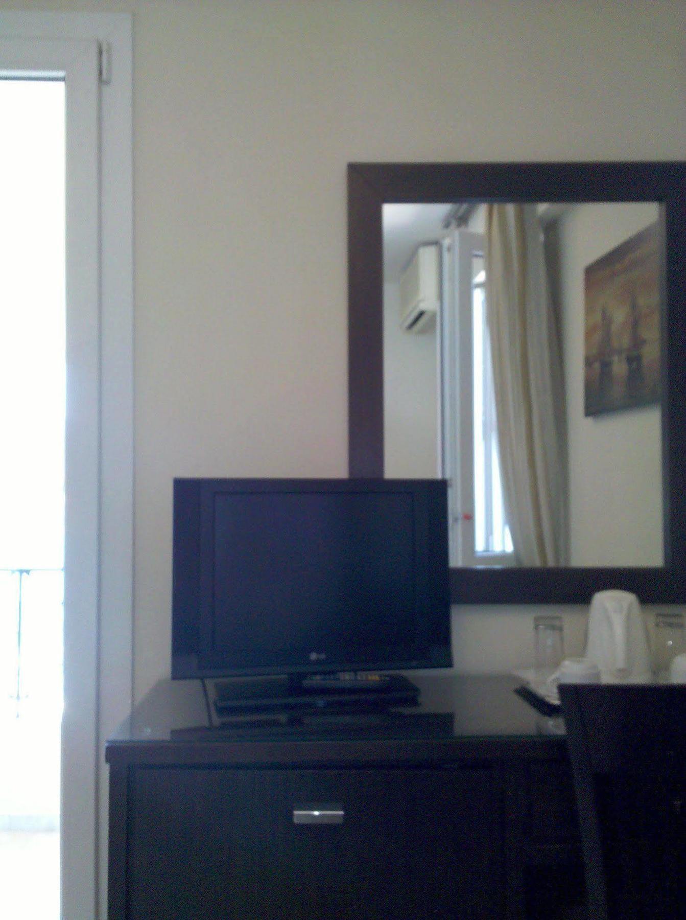 The Manessi Boutique 3*